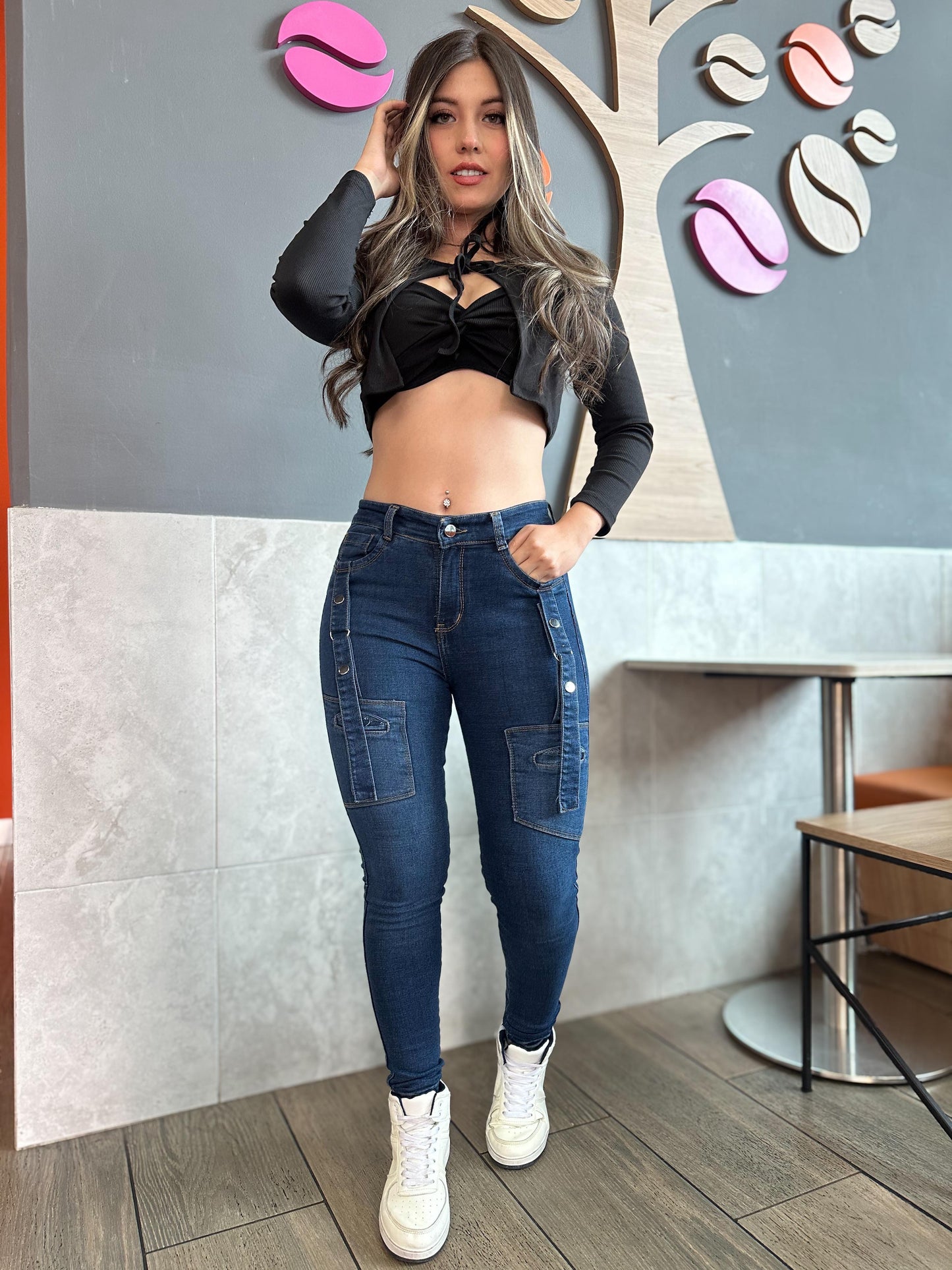 Jean skinny mujer con correas tiro alto levanta cola tono azul oscuro