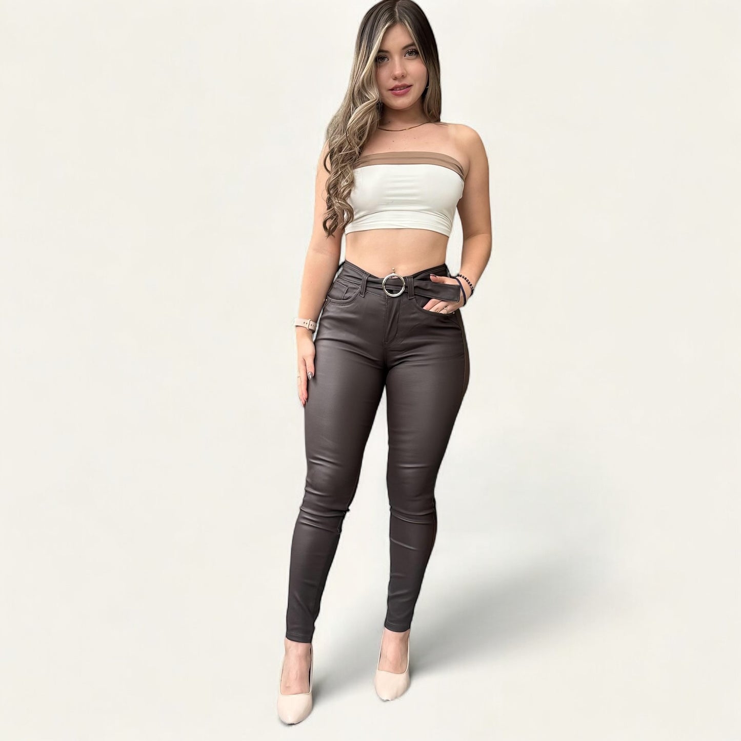 Jean efecto cuero tiro alto strech y levanta cola tono mocca