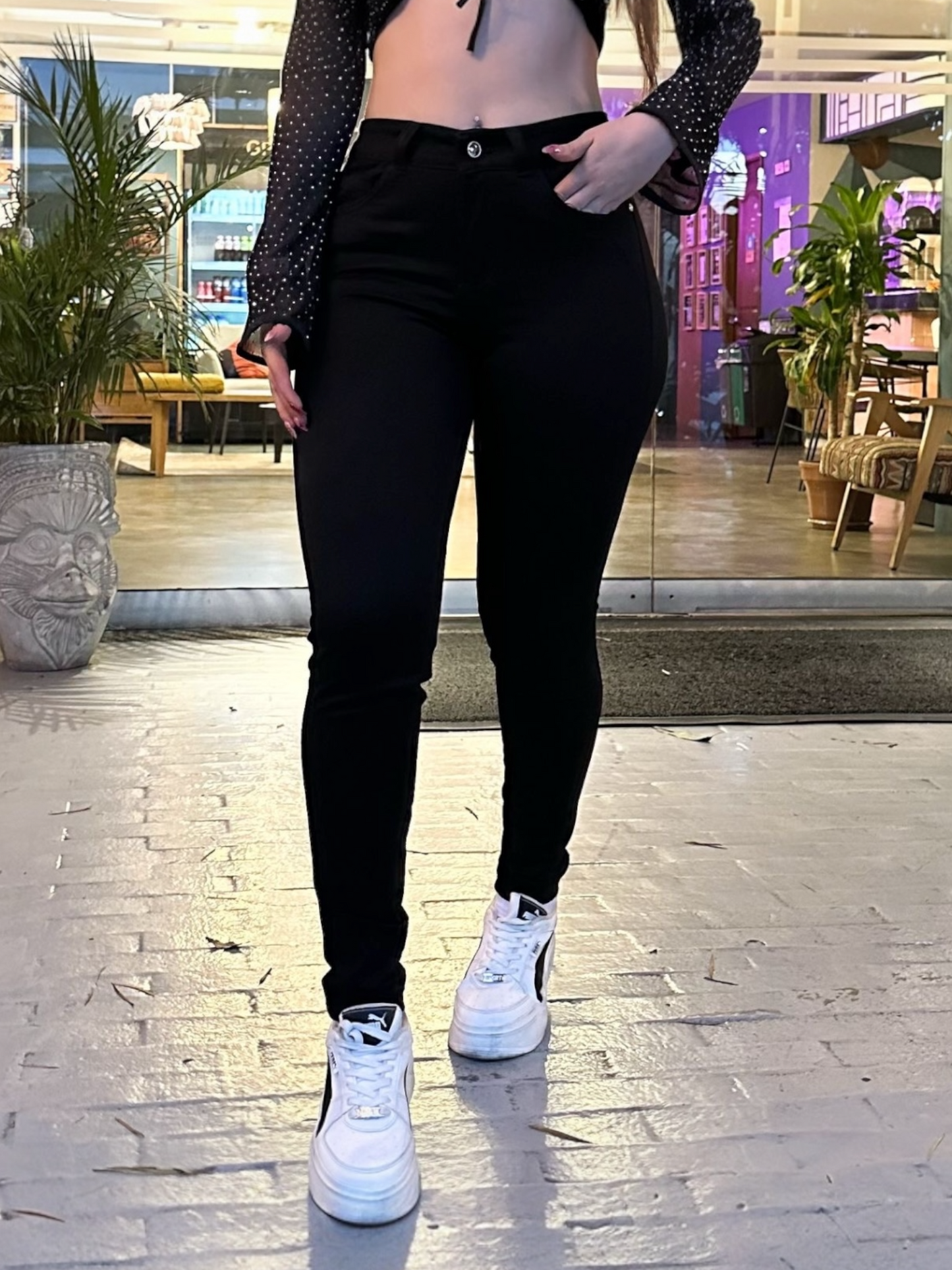 Jean Skinny tiro alto clásico levanta cola Negro