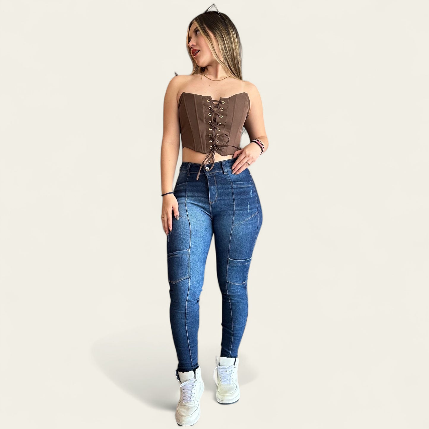 Jean skinny cargo tiro alto levanta cola tono azul oscuro