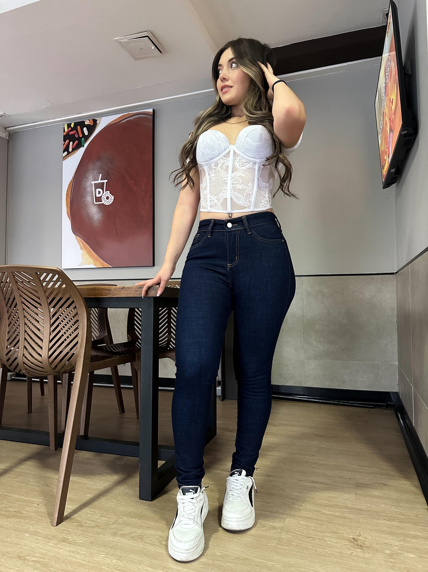 Jean skinny mujer tiro alto levanta cola tono azul oscuro
