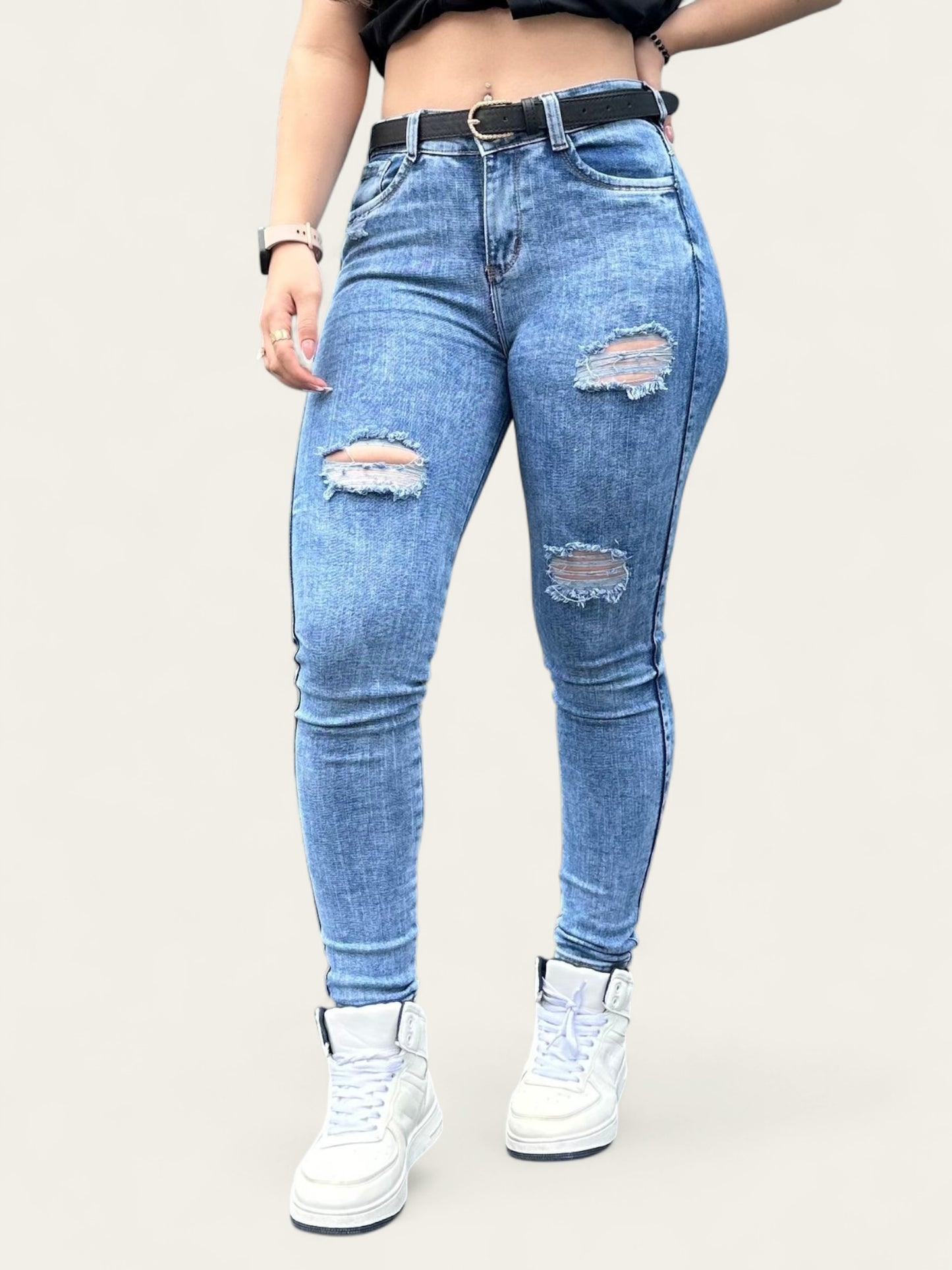 Jean skinny tiro alto levanta cola tono azul claro con rotos