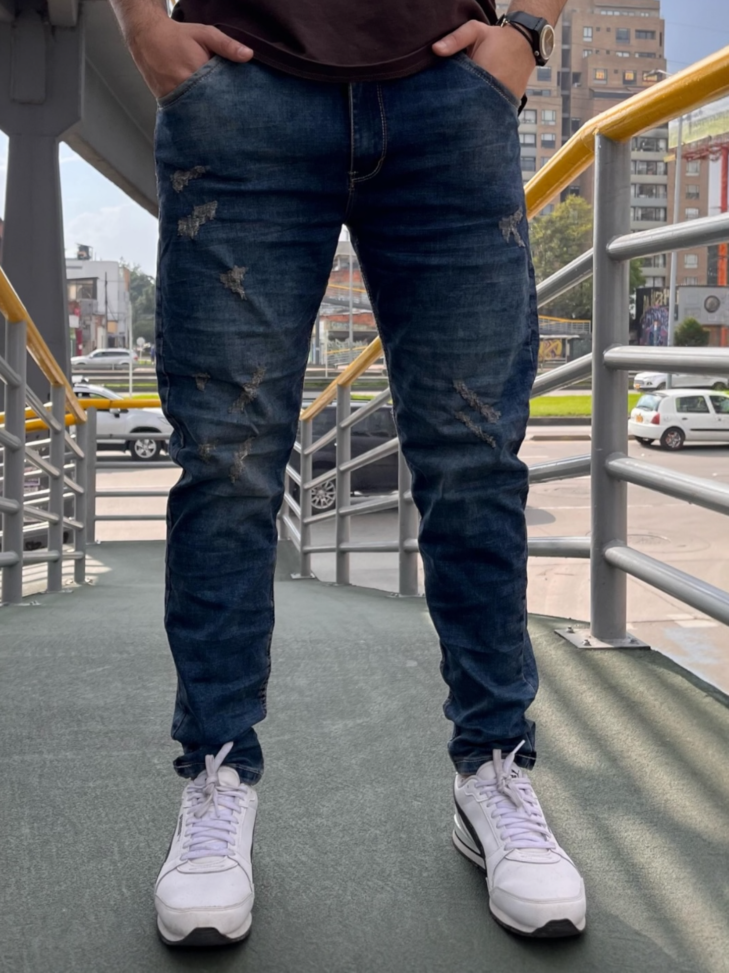 Jean slim clásico tono azul con rotos para hombre