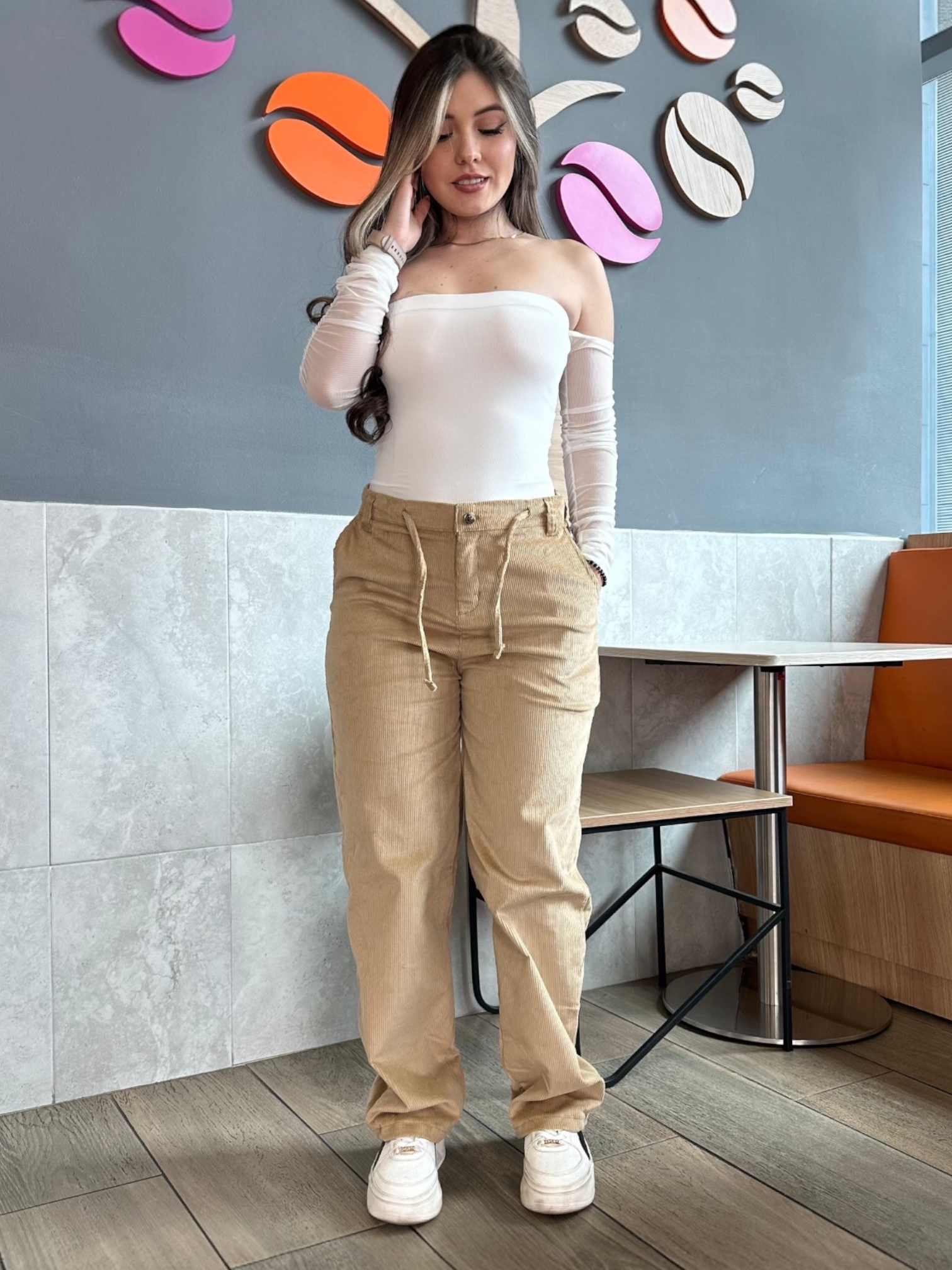 Pantalón en pana para mujer bota recta en tono beige