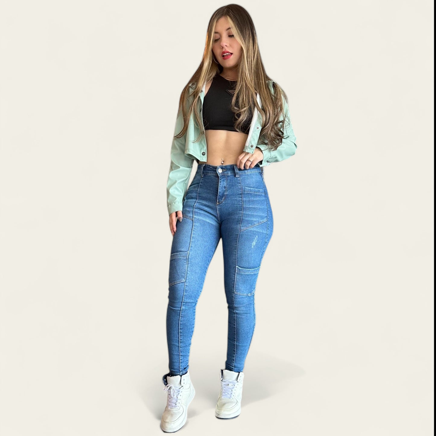 Jean skinny cargo tiro alto levanta cola tono azul claro