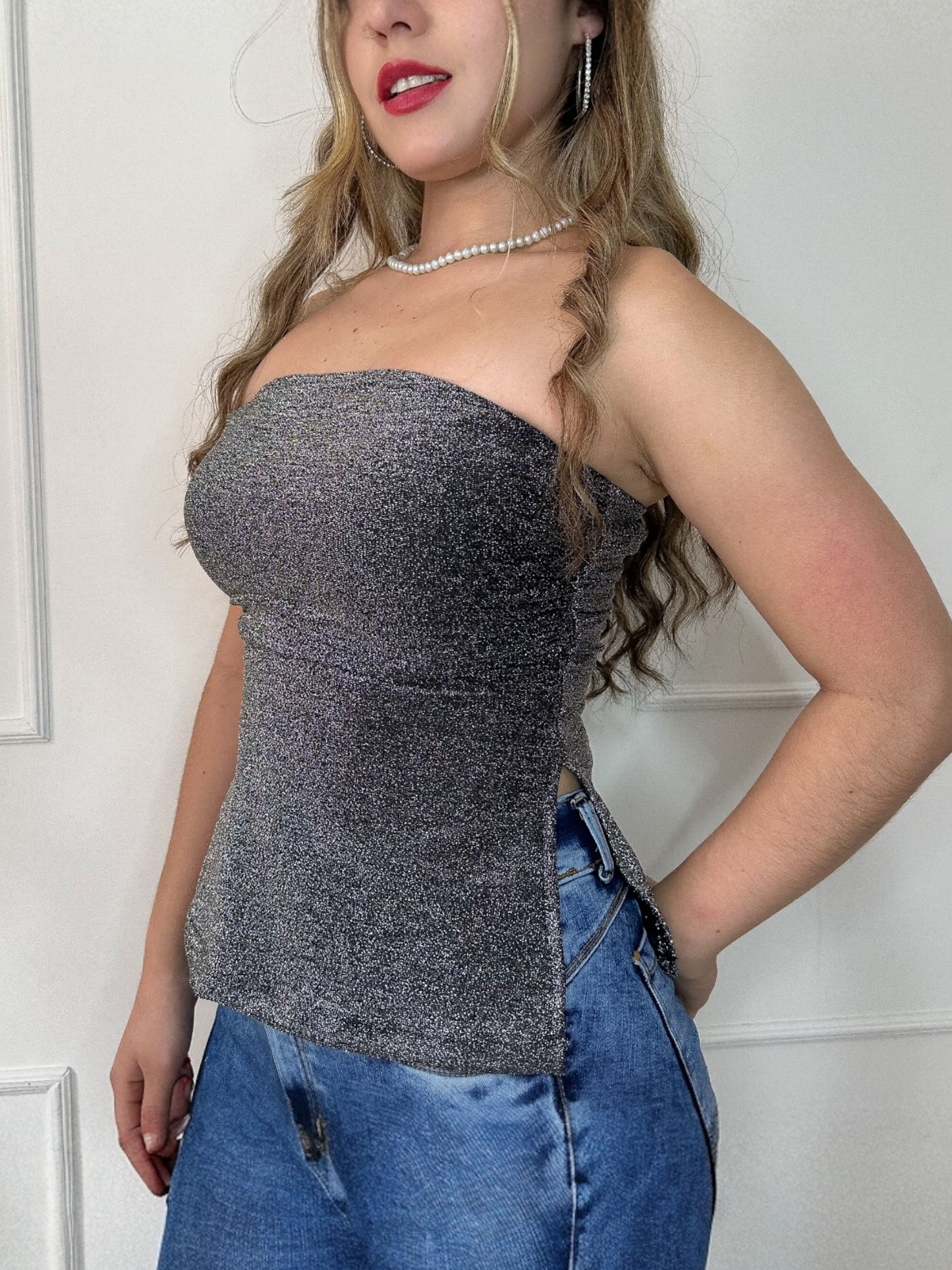 Blusa Mujer strapless con abertura lateral brillo