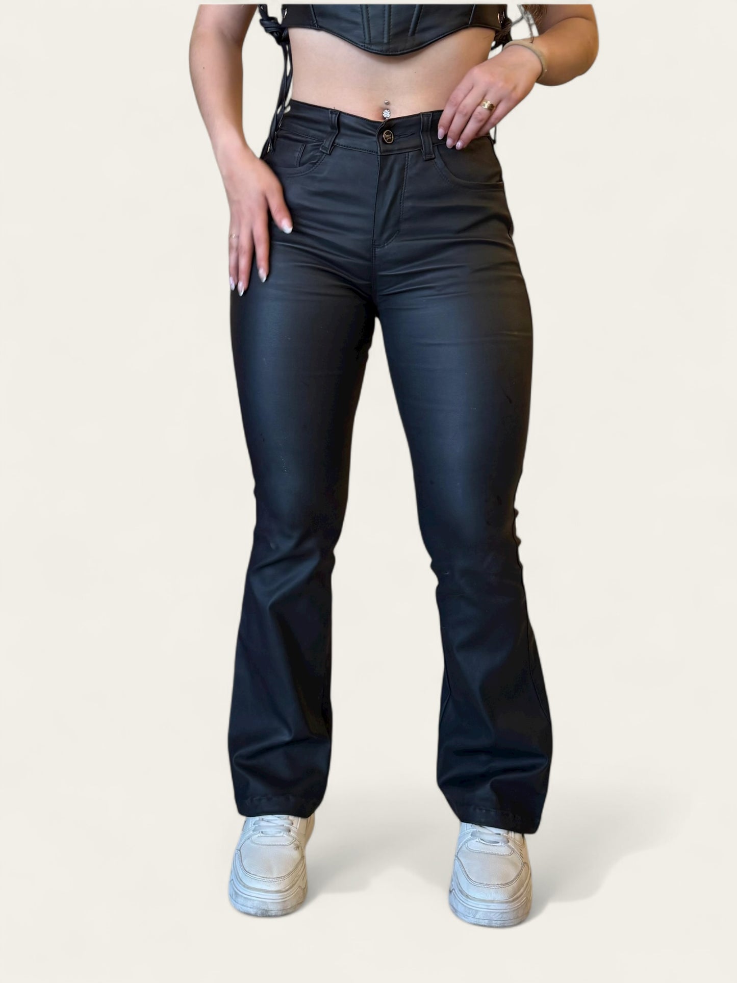 Jean Flare mujer efecto cuero tono negro