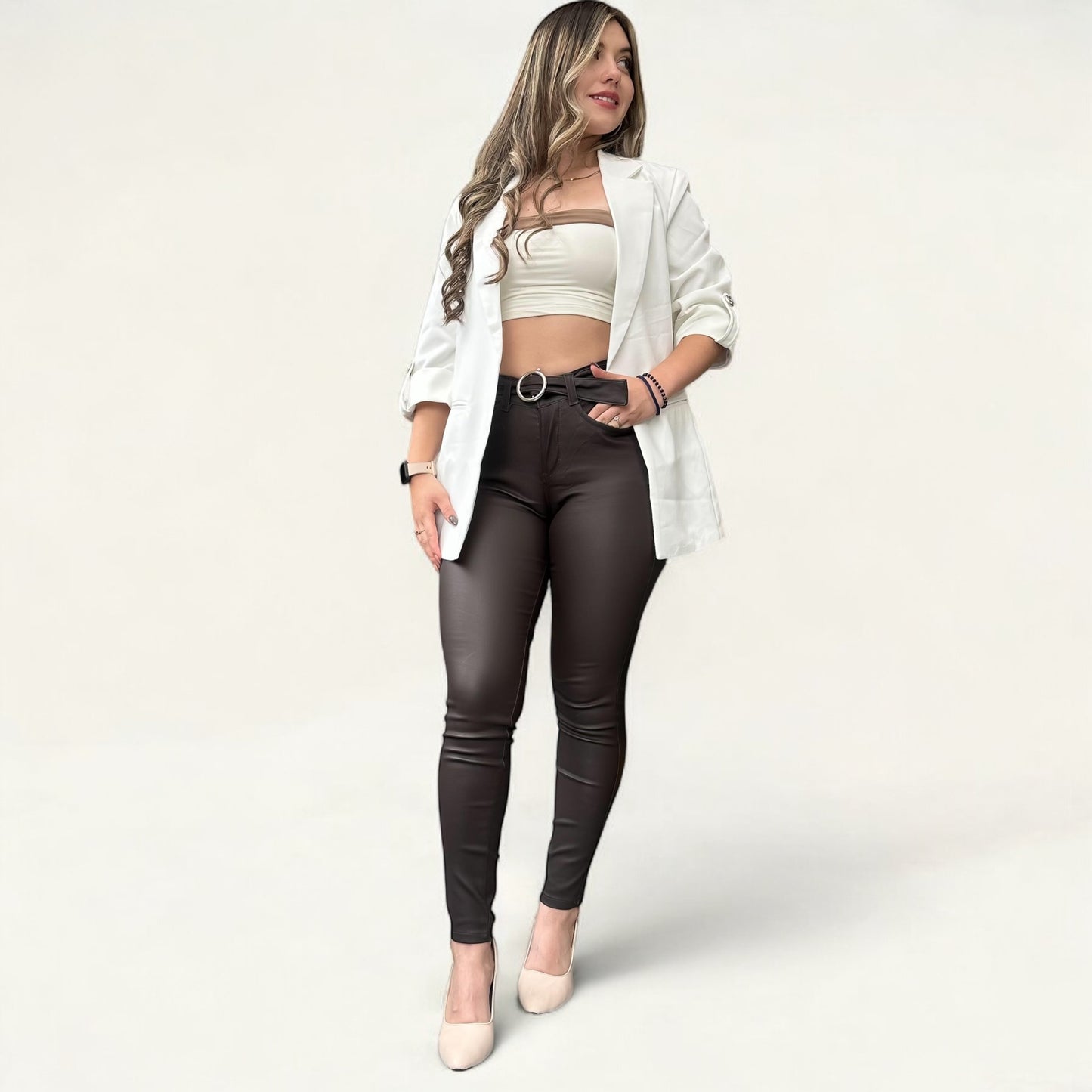 Jean efecto cuero tiro alto strech y levanta cola tono mocca