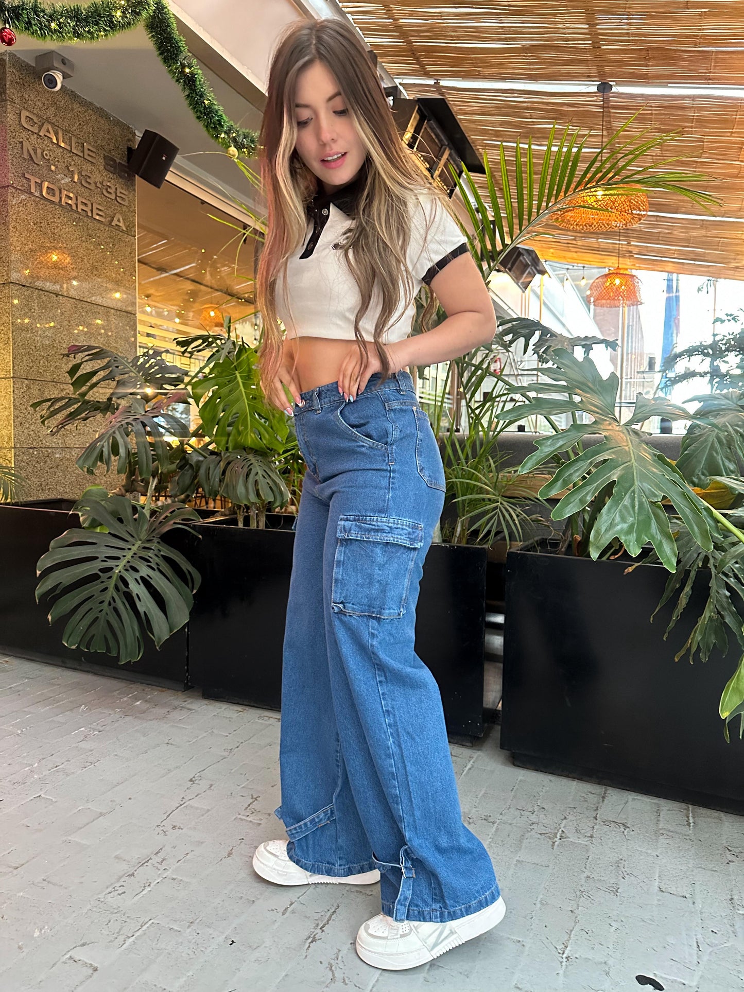 Jean cargo mujer tono azul clásico