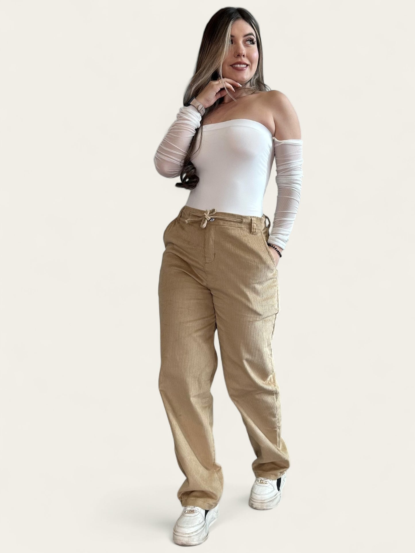 Pantalón en pana para mujer bota recta en tono beige