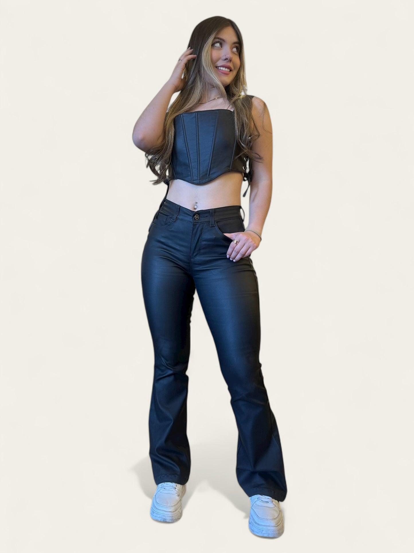 Jean Flare mujer efecto cuero tono negro