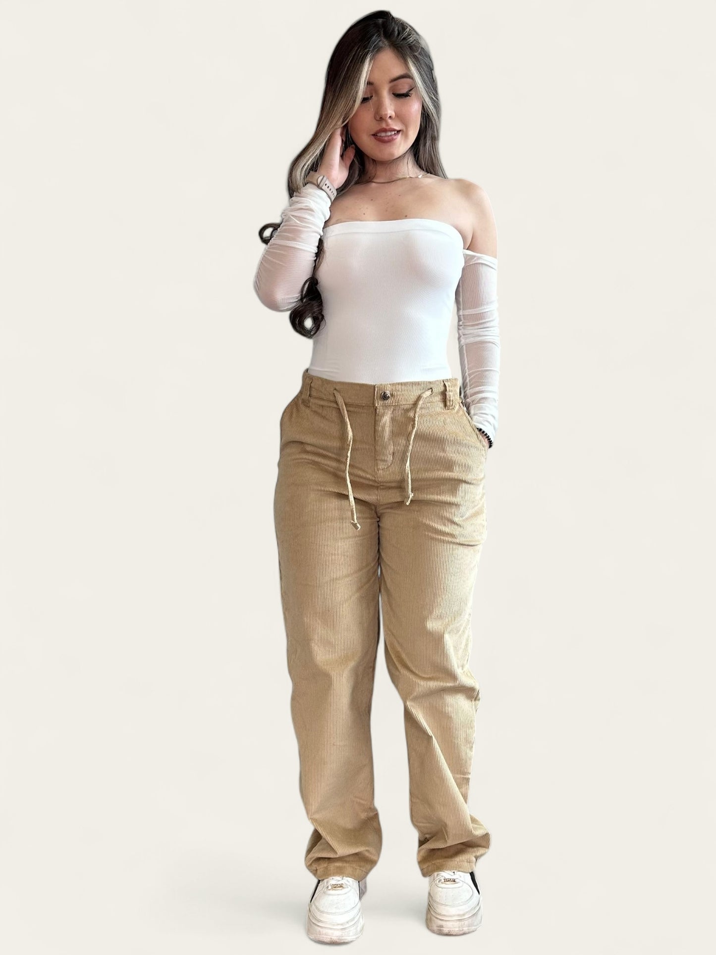 Pantalón en pana para mujer bota recta en tono beige