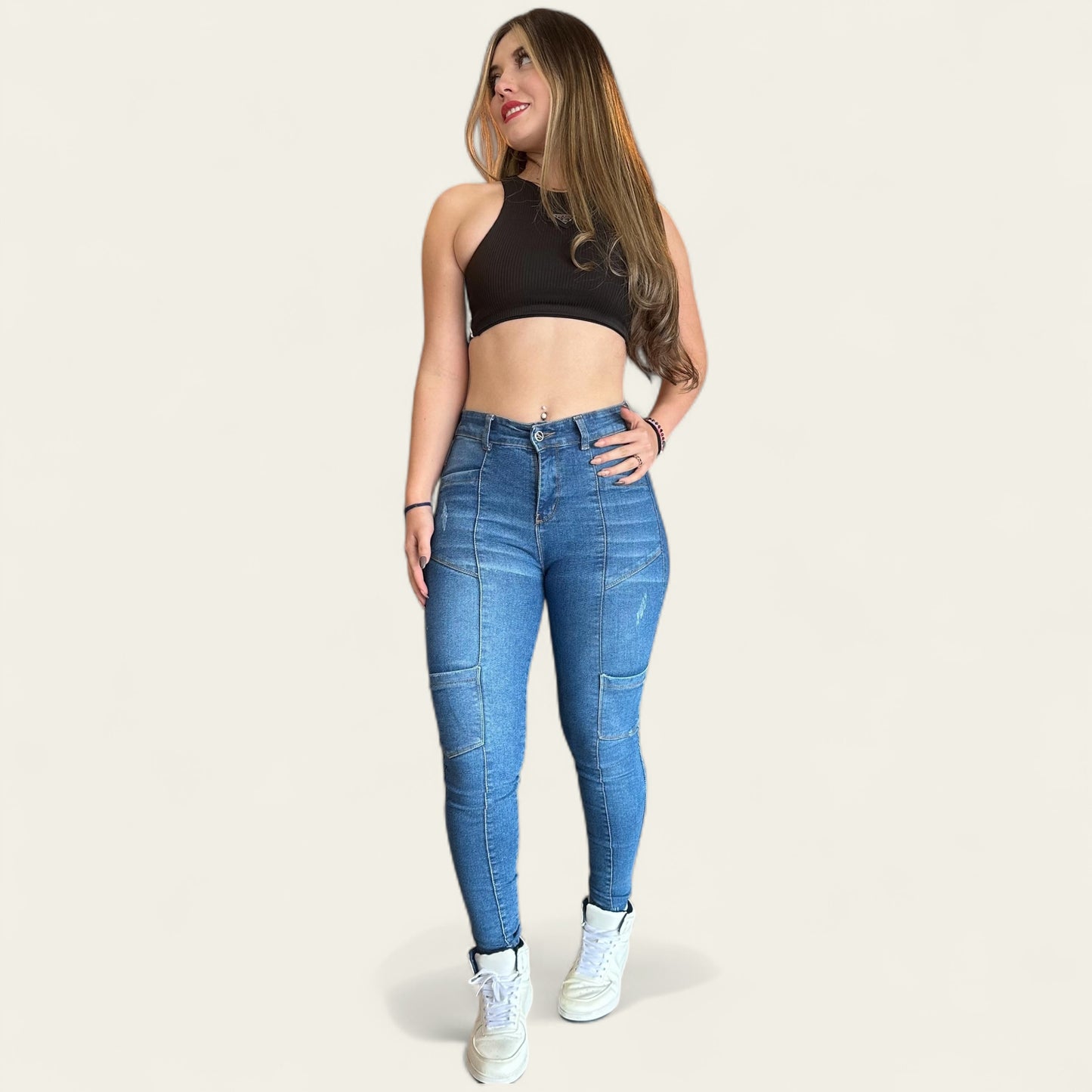 Jean skinny cargo tiro alto levanta cola tono azul claro