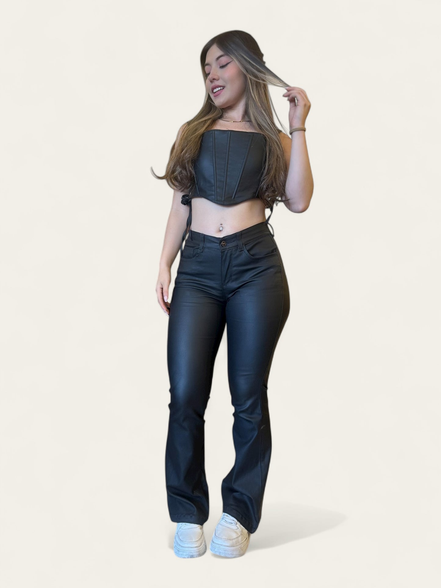 Jean Flare mujer efecto cuero tono negro