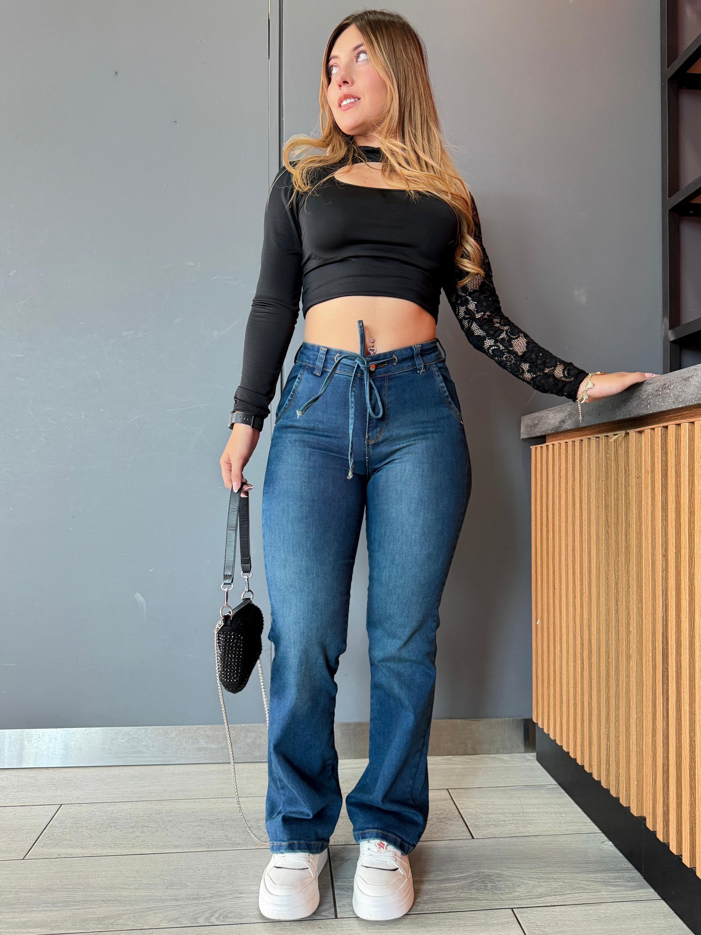 Jean bota recta con cordón mujer tiro alto levanta cola tono azul verdoso
