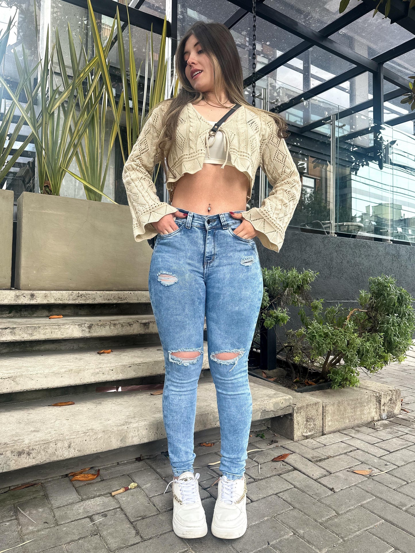 Jean skinny mujer tiro alto levanta cola azul claro roto rodilla