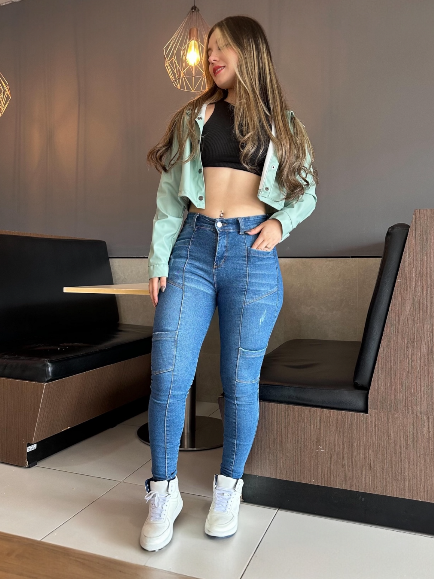 Jean skinny cargo tiro alto levanta cola tono azul claro