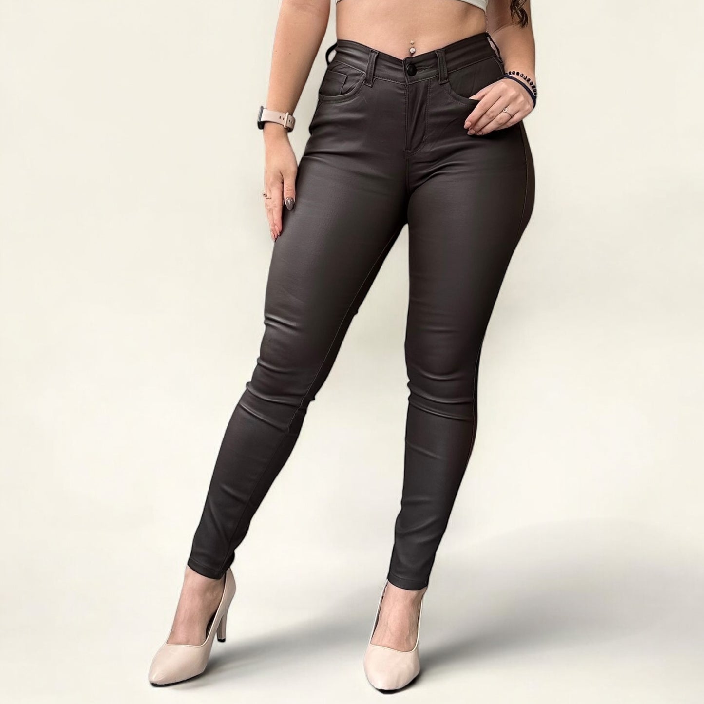 Jean efecto cuero tiro alto strech y levanta cola tono mocca