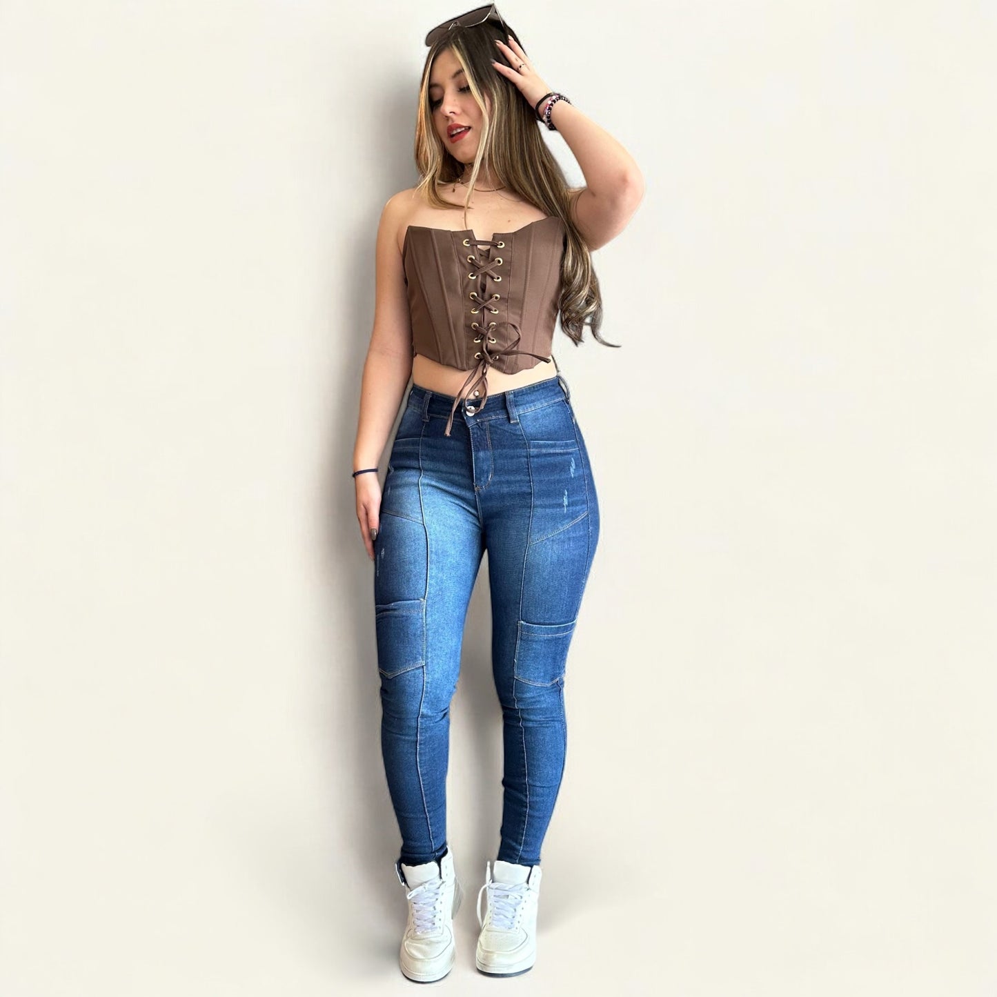 Jean skinny cargo tiro alto levanta cola tono azul oscuro
