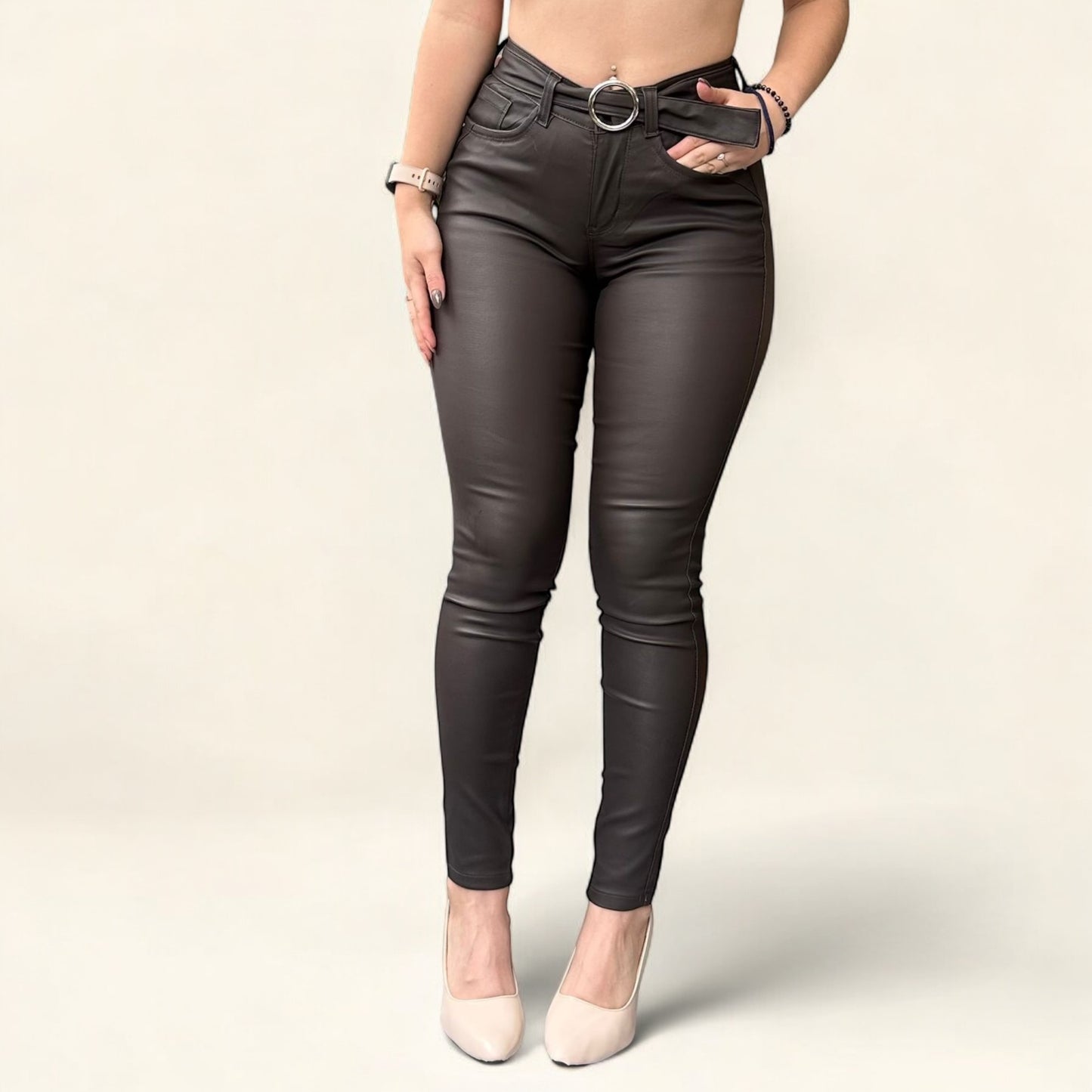 Jean efecto cuero tiro alto strech y levanta cola tono mocca