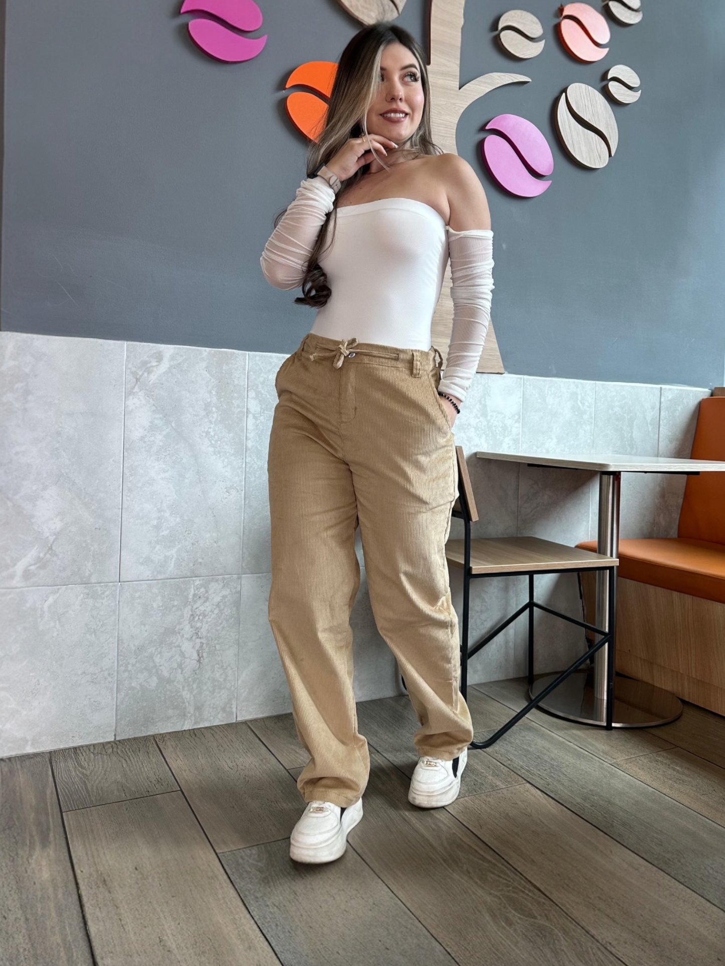 Pantalón en pana para mujer bota recta en tono beige
