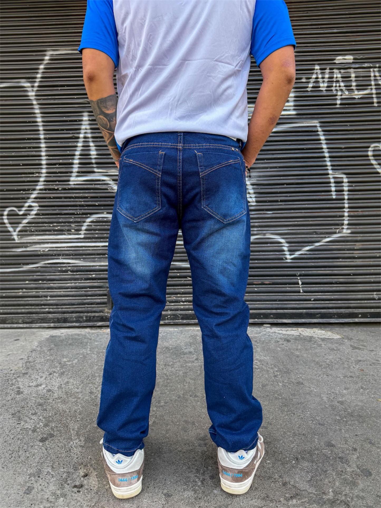 Jean hombre tono azul clásico