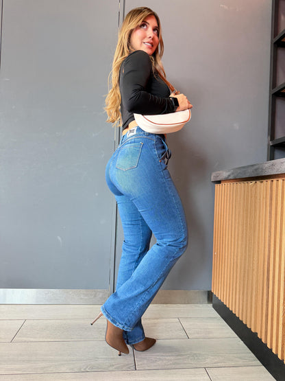 Jean bota recta con cordón mujer tiro alto levanta cola tono azul medio