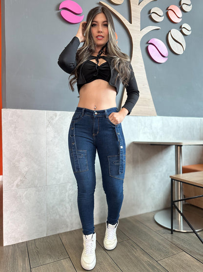 Jean skinny mujer con correas tiro alto levanta cola tono azul oscuro