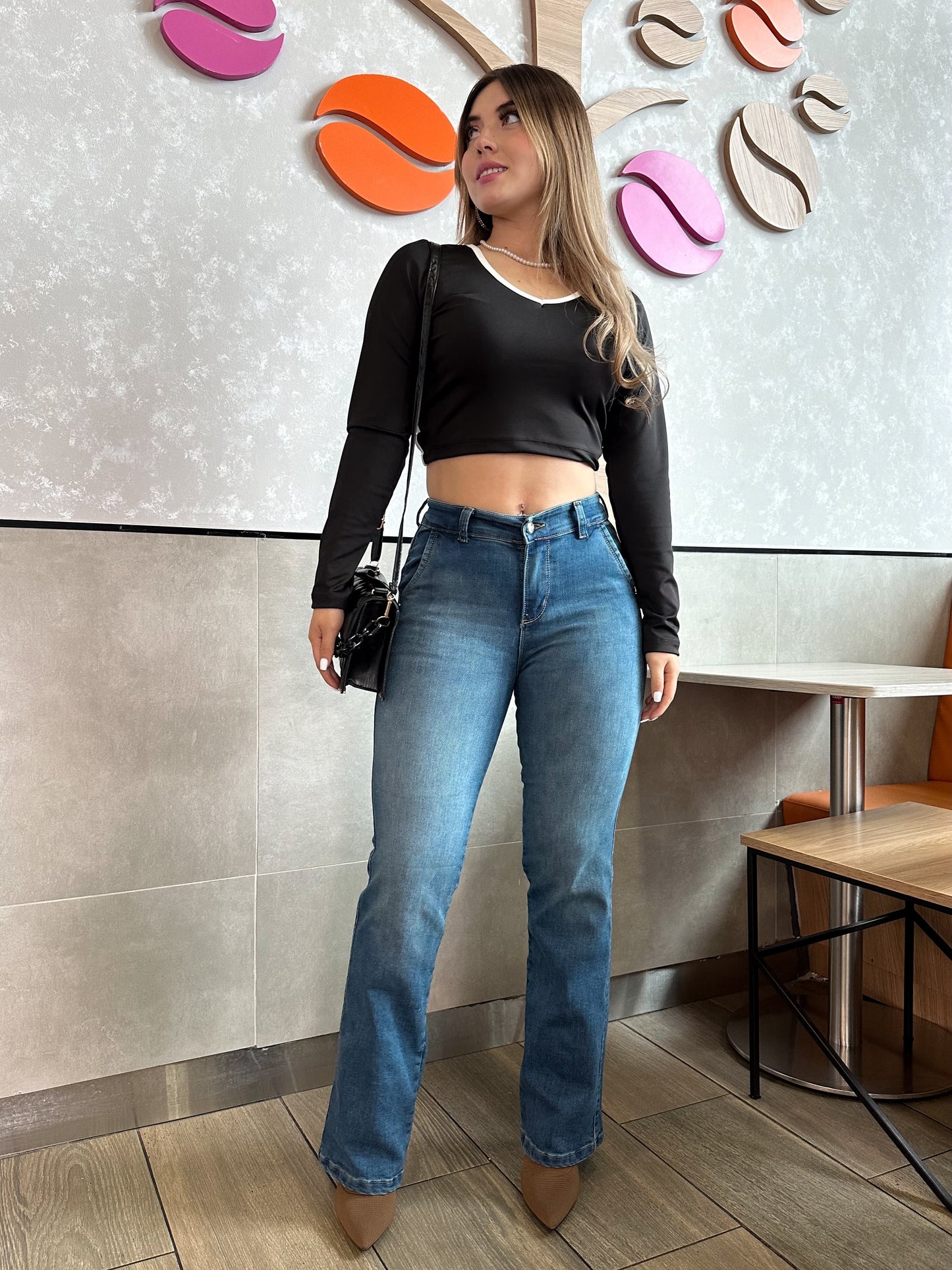 Jean bota recta mujer tiro alto levanta cola tono azul verdoso
