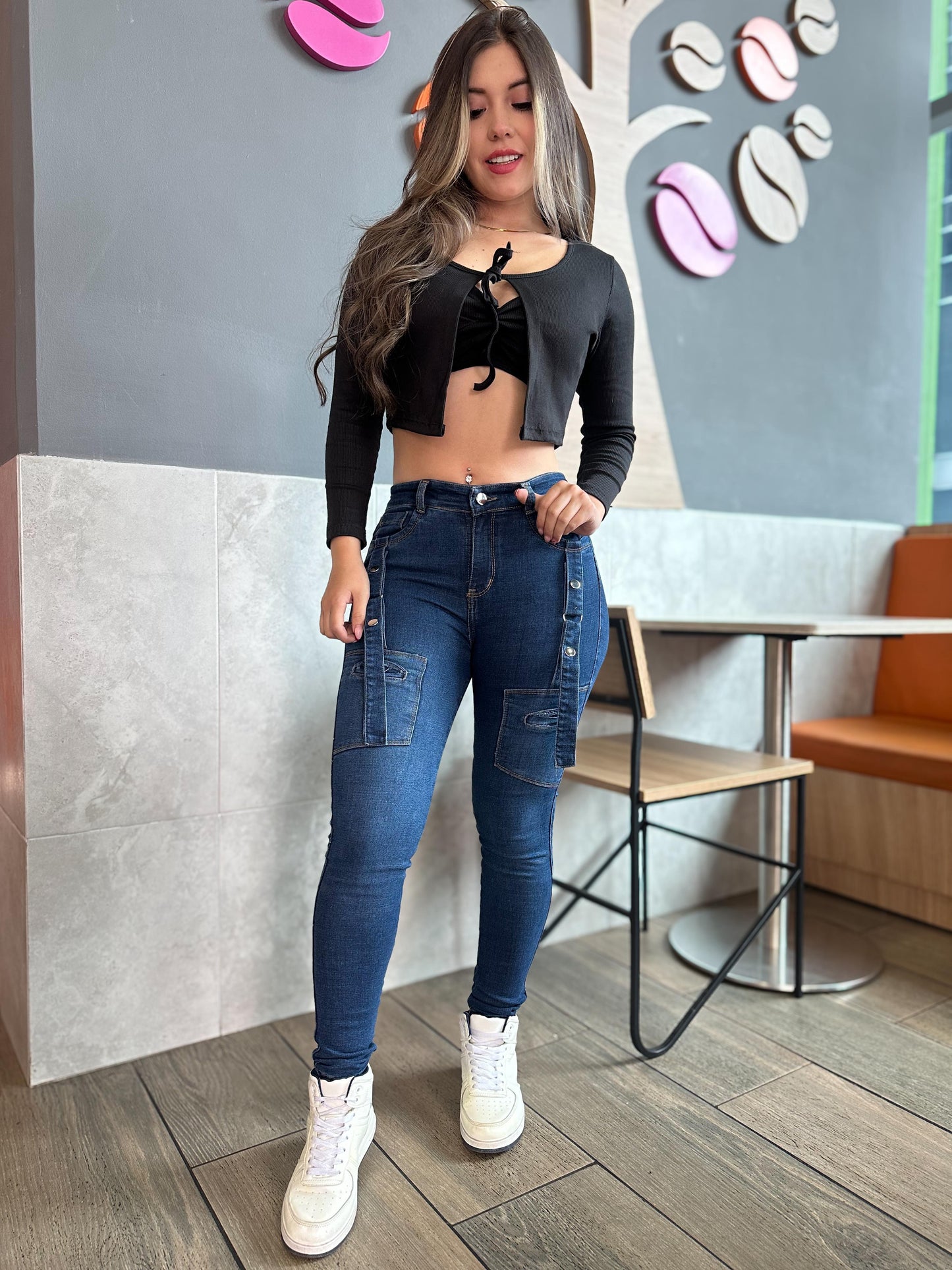 Jean skinny mujer con correas tiro alto levanta cola tono azul oscuro