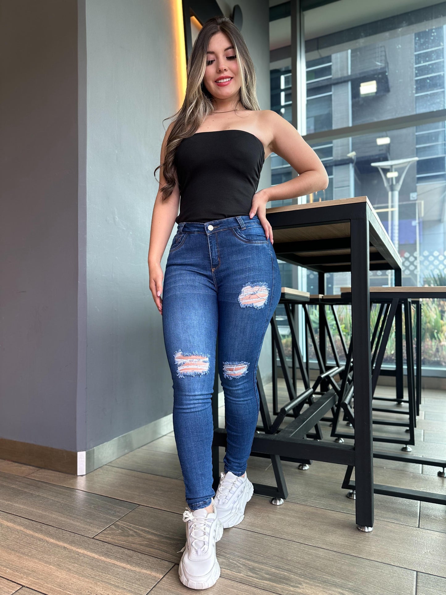 Jean skinny mujer tiro alto levanta cola tono azul oscuro con rotos