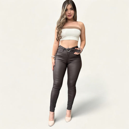 Jean efecto cuero tiro alto strech y levanta cola tono mocca