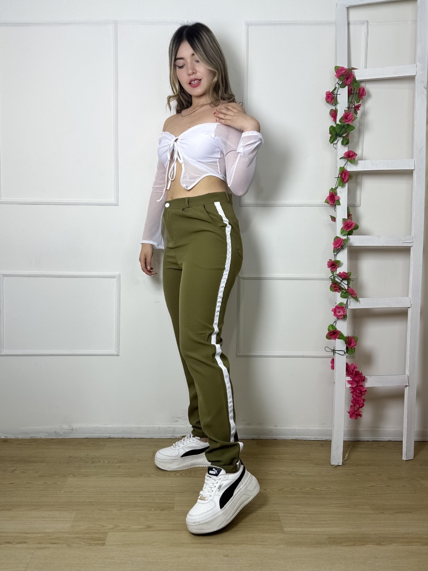 Pantalón liviano mujer tono verde línea lateral