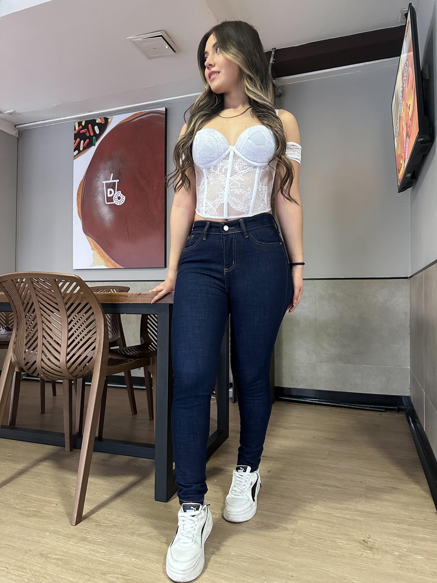 Jean skinny mujer tiro alto levanta cola tono azul oscuro