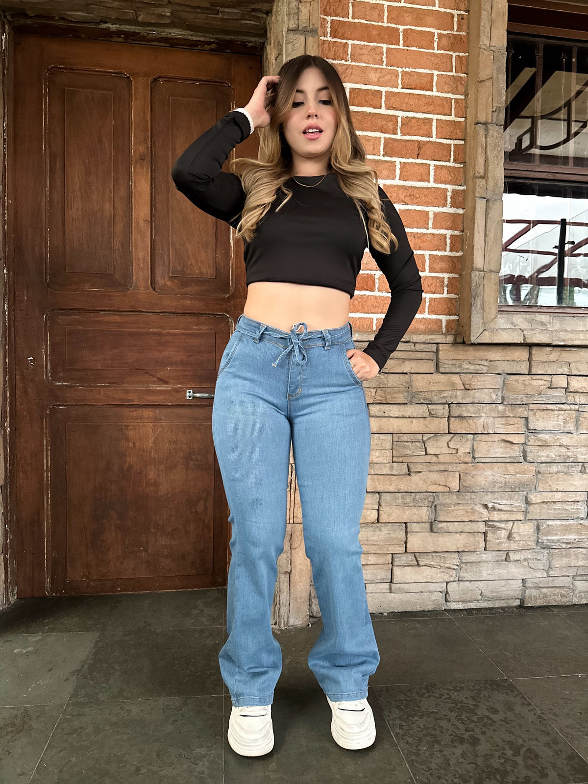 Jean bota recta mujer tiro alto levanta cola azul claro con cordón