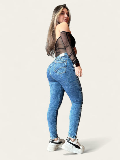 Jean skinny tiro alto stretch y levanta cola con Brillos