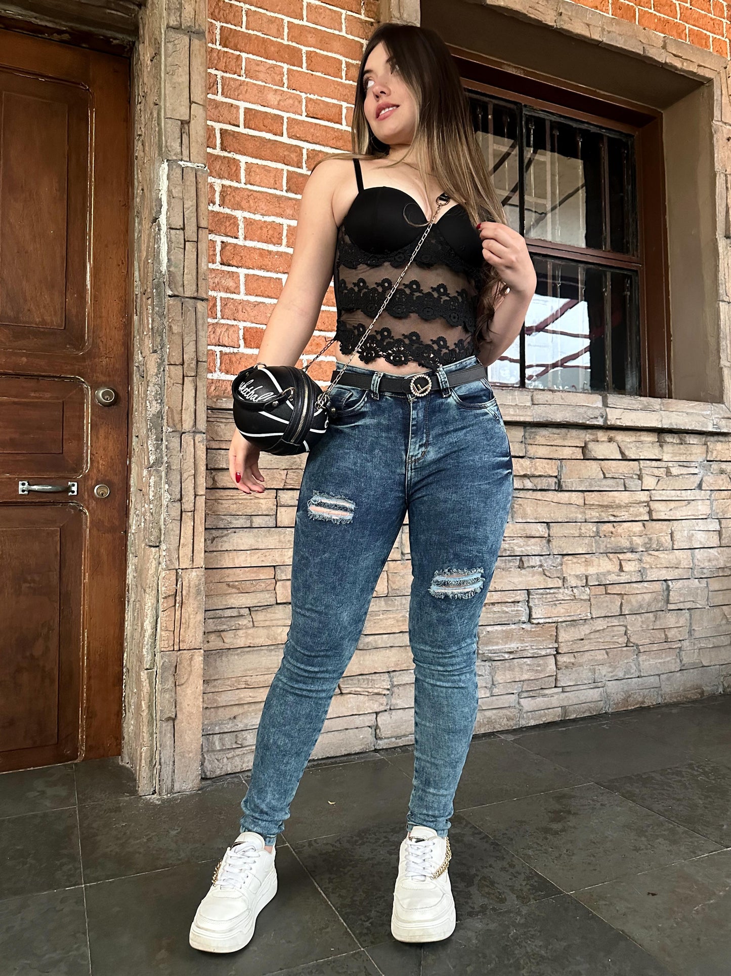 Jean skinny mujer tiro alto levanta cola tono azul con rotos