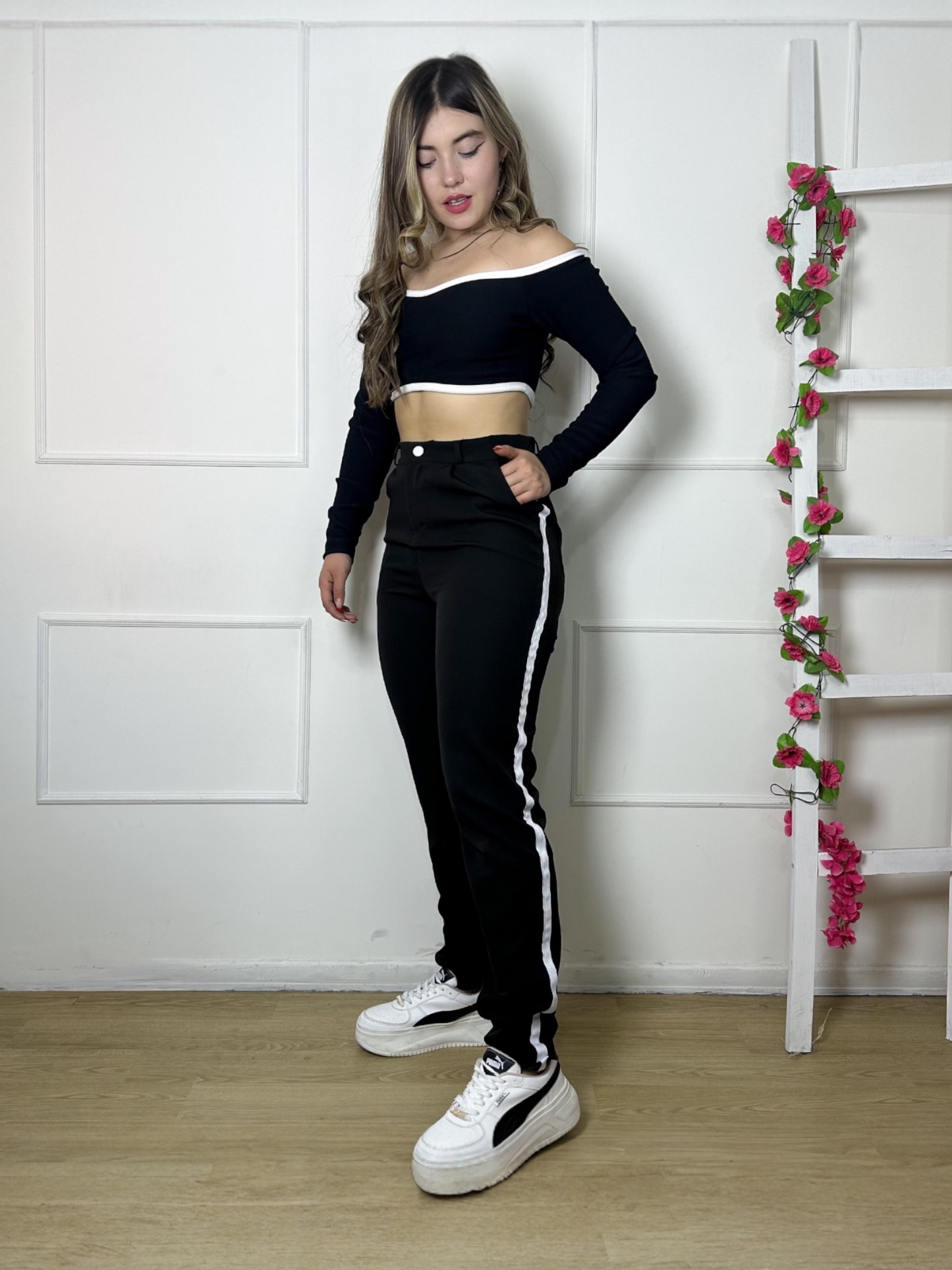 Pantalón liviano mujer tono negro línea lateral