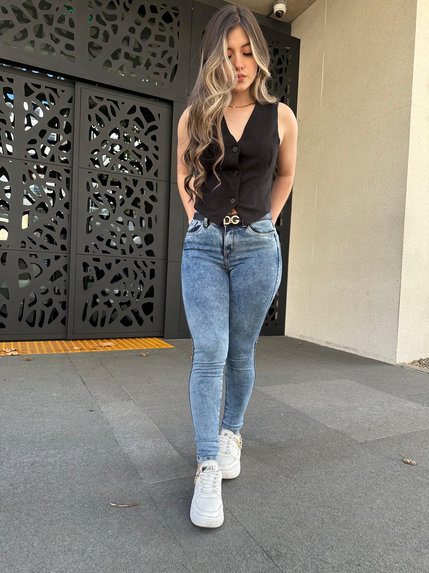 Jean skinny mujer tiro alto levanta cola tono azul frosteado