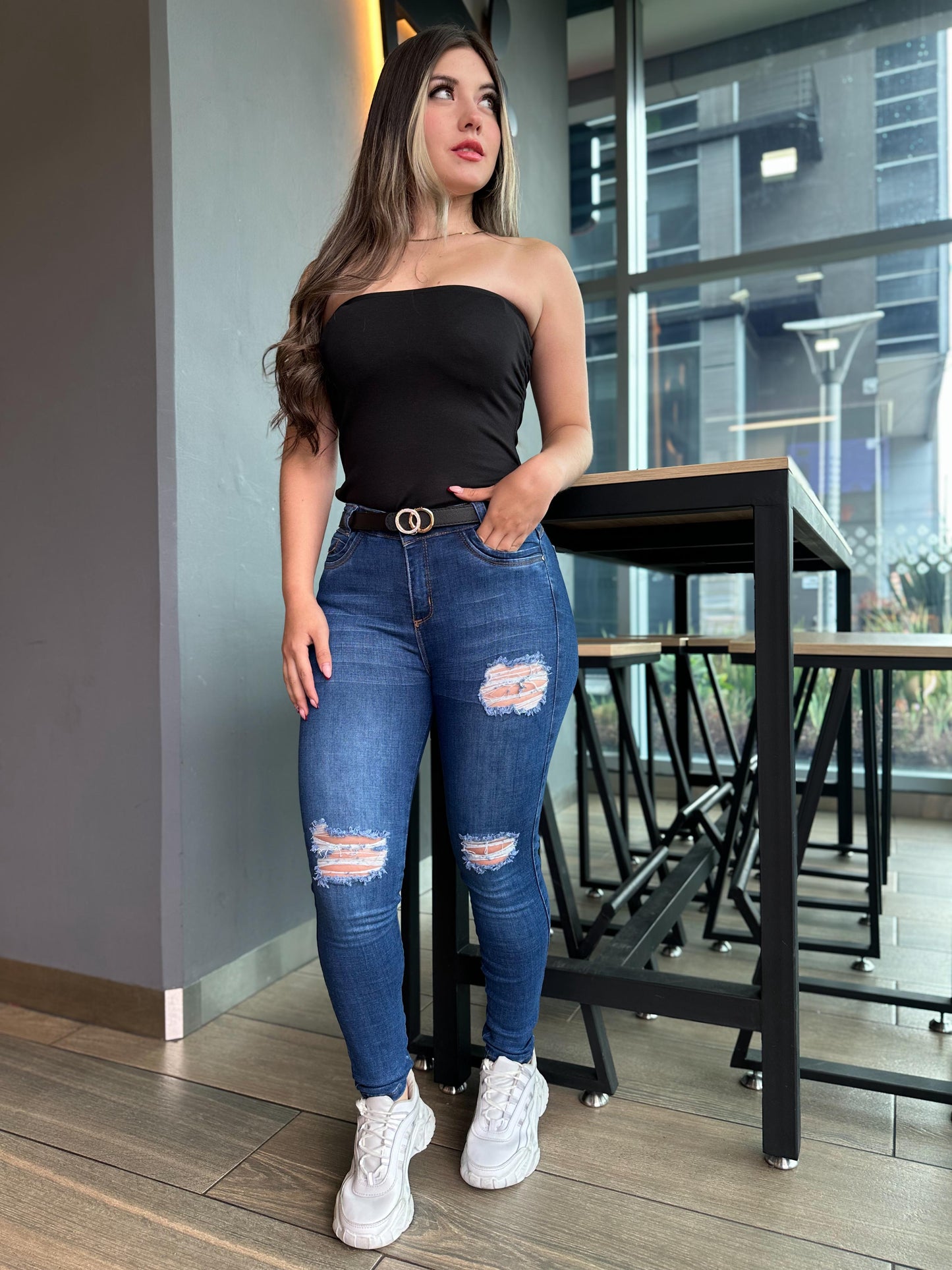 Jean skinny mujer tiro alto levanta cola tono azul oscuro con rotos