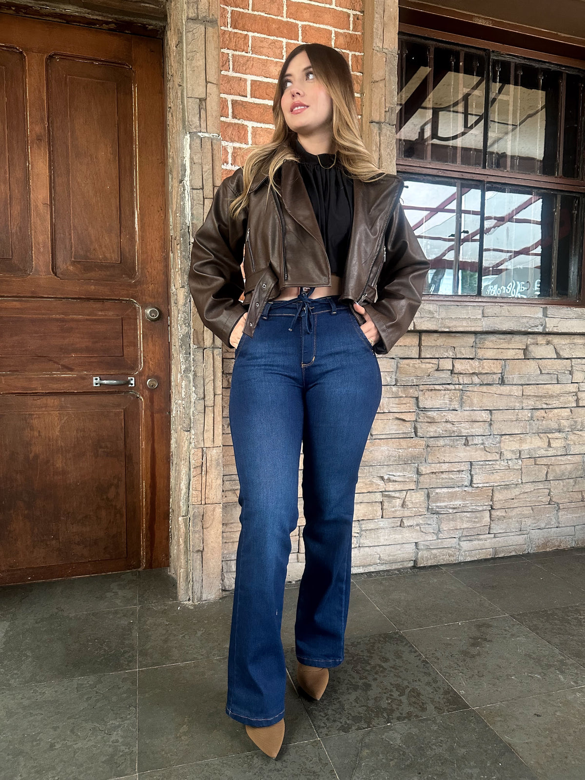 Jean bota recta mujer tiro alto levanta cola azul oscuro con cordón