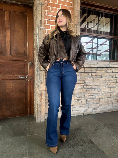 Jean bota recta mujer tiro alto levanta cola azul oscuro con cordón