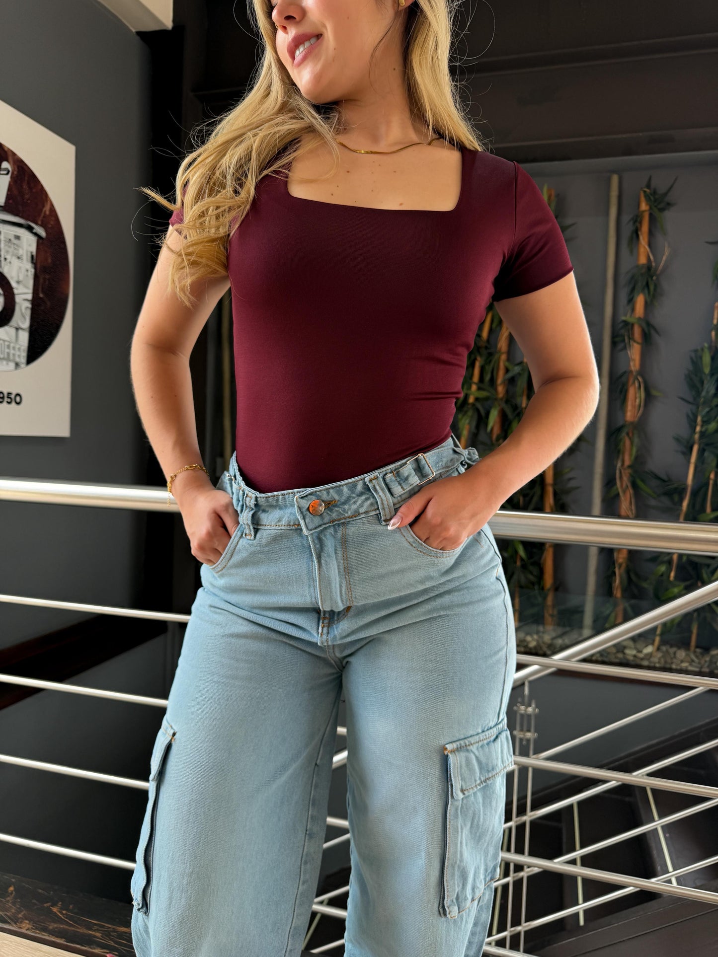 Jean cargo mujer tono azul claro con ajuste cintura