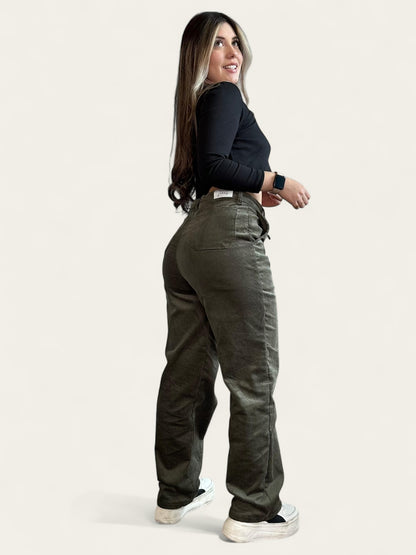 Pantalón en pana para mujer bota recta en tono verde