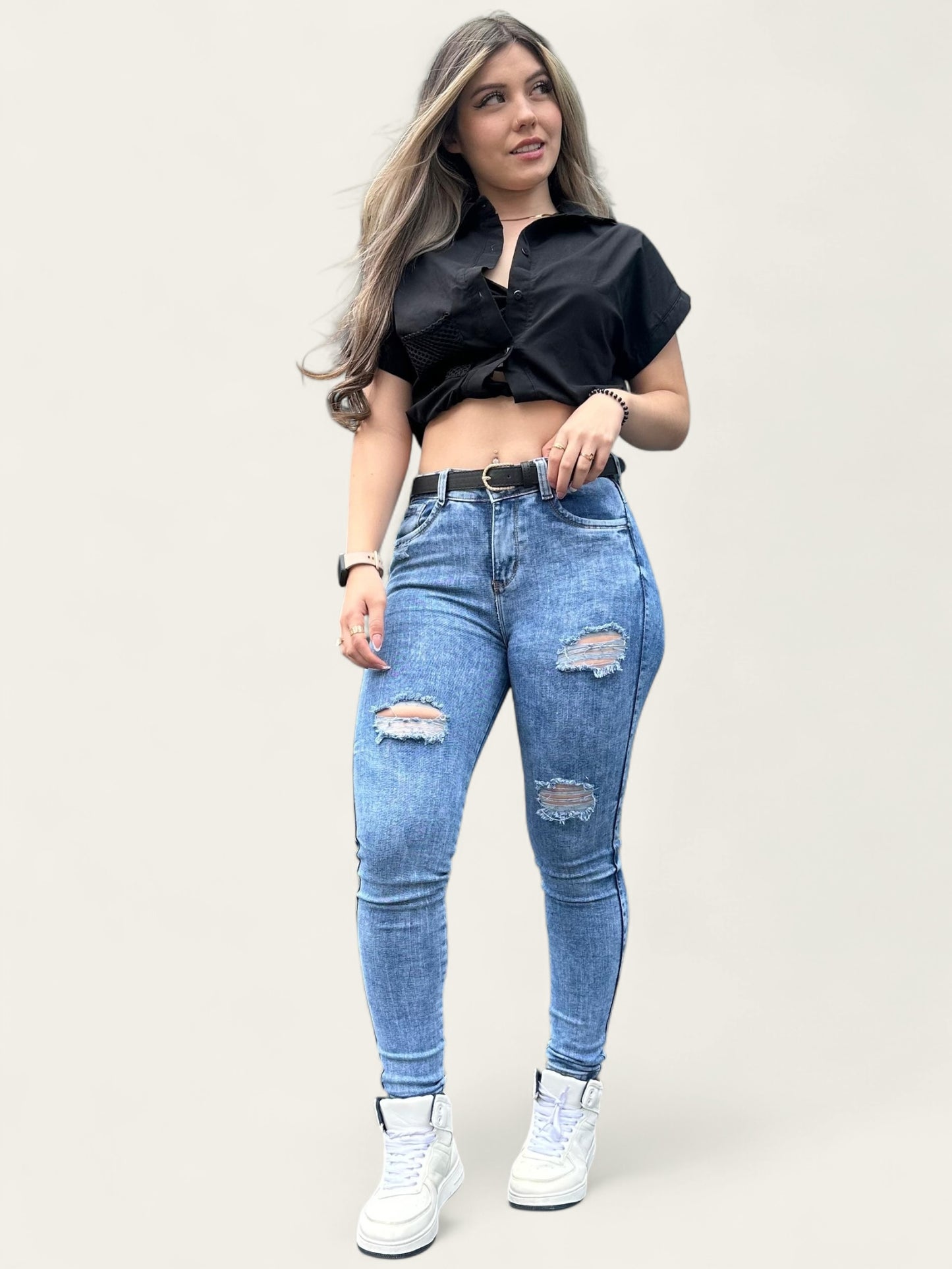 Jean skinny tiro alto levanta cola tono azul claro con rotos