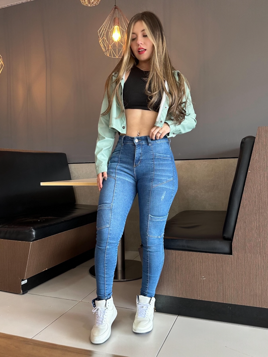 Jean skinny cargo tiro alto levanta cola tono azul claro