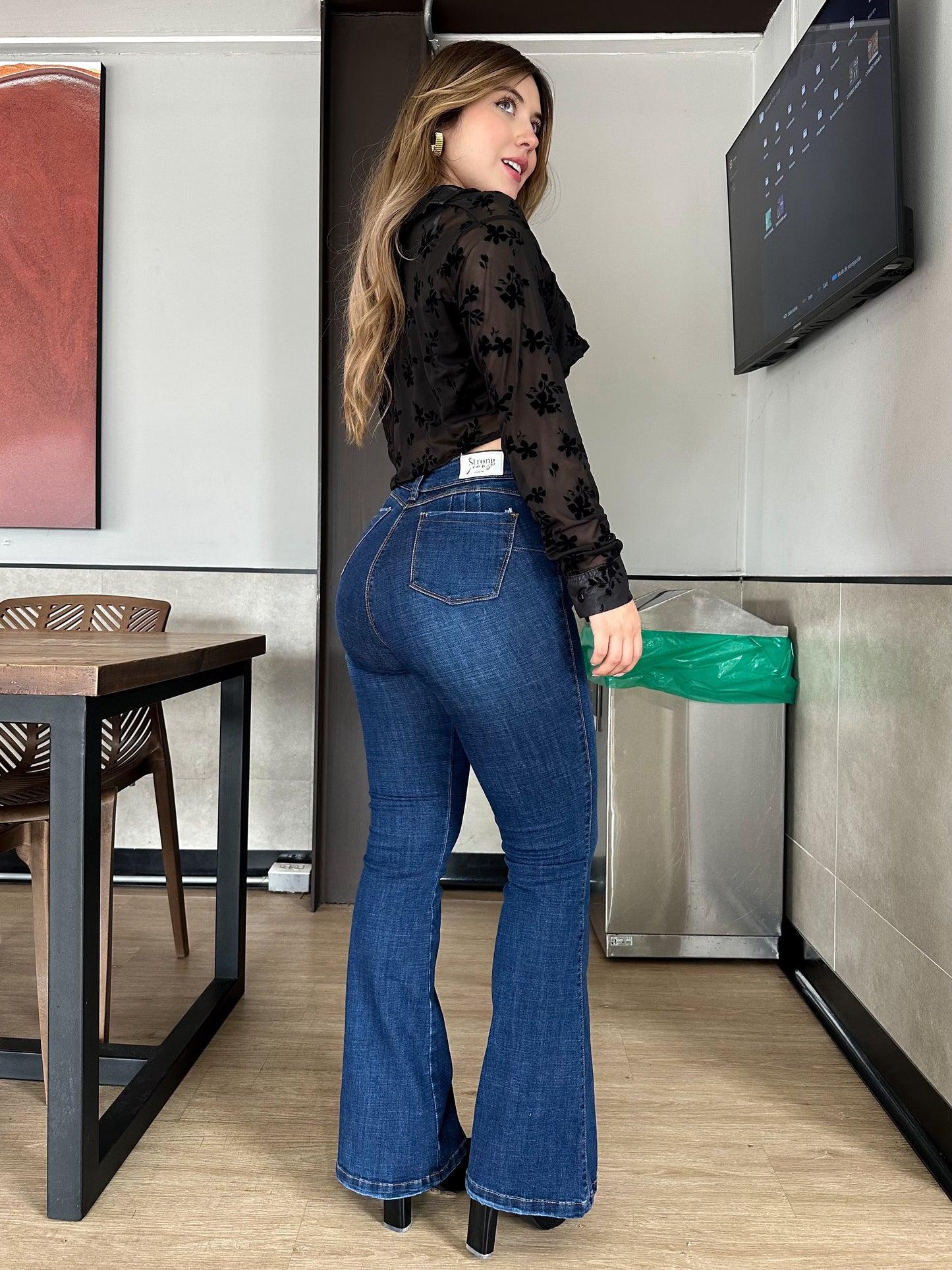 Jean Flare europeo Mujer tiro alto levanta cola tono azul clásico