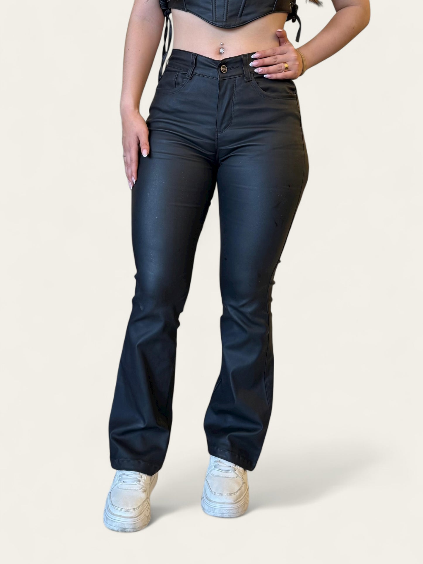 Jean Flare mujer efecto cuero tono negro