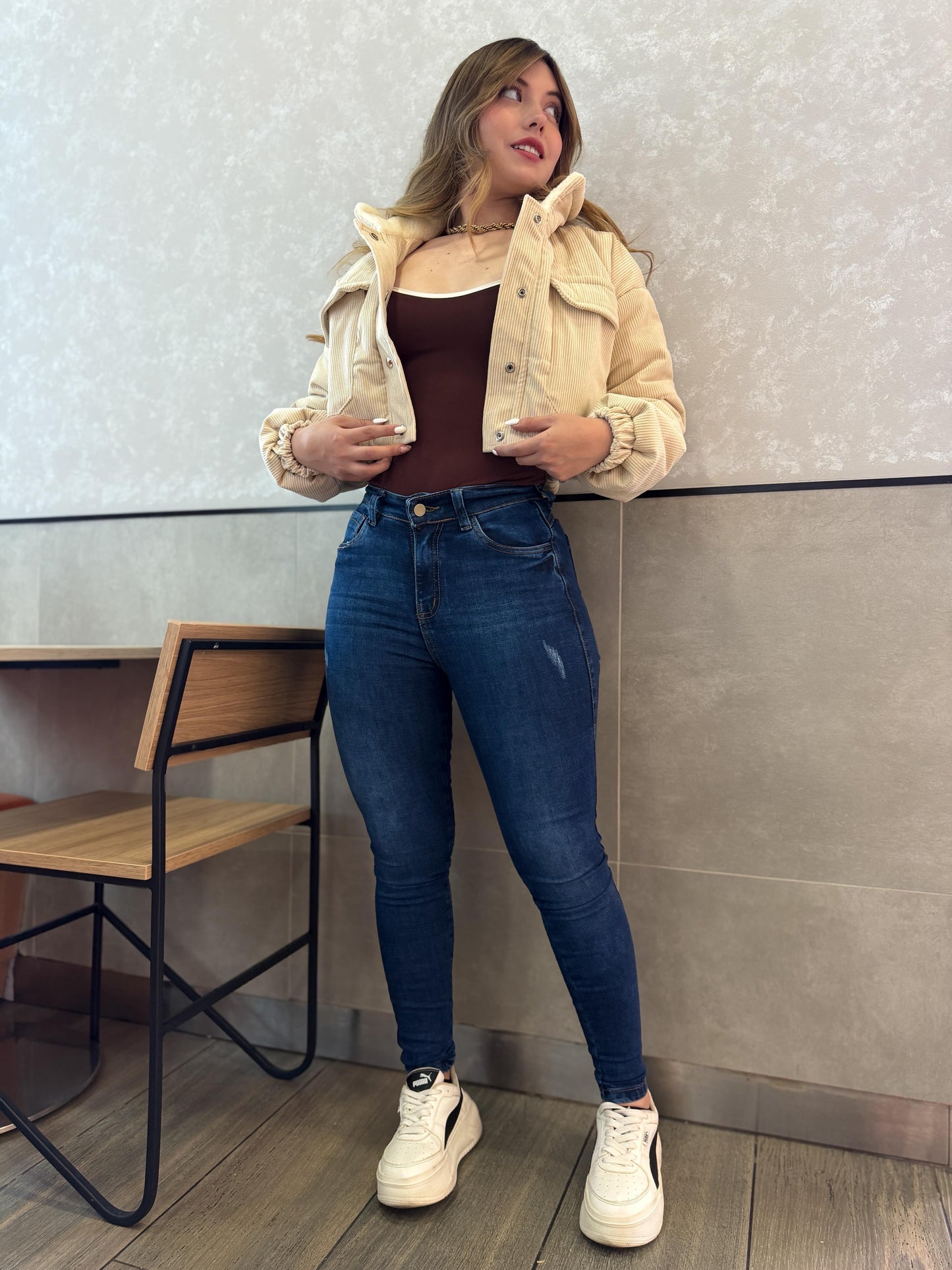 Jean skinny mujer tiro alto levanta cola azul medio