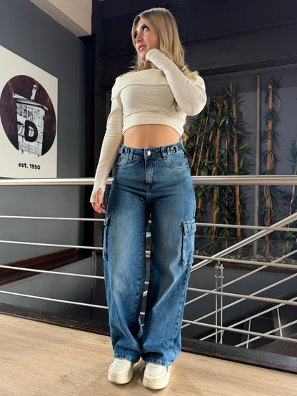 Jean cargo mujer tono azul medio con ajuste cintura